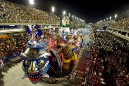 Suntuosas carrozas preparadas por escuelas de samba son de las principales atracciones en el carnaval de Río